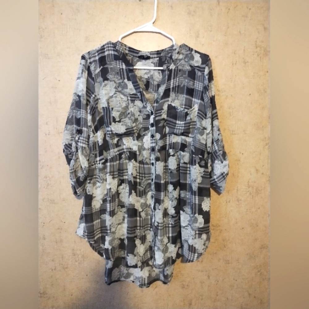 Woman's Torrid blouse size 0 (Large)